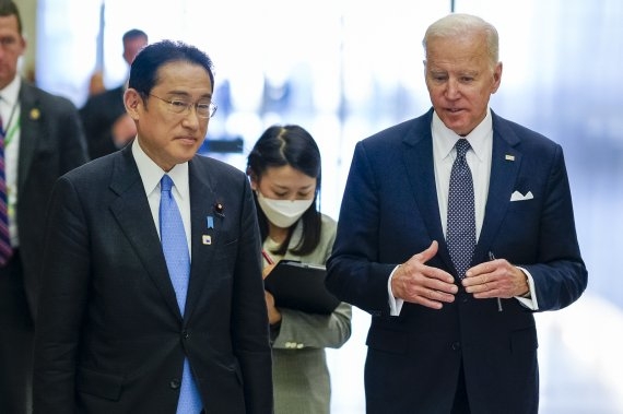 조 바이든 미국 대통령(오른쪽)과 기시다 후미오 일본 총리. 백악관 제공