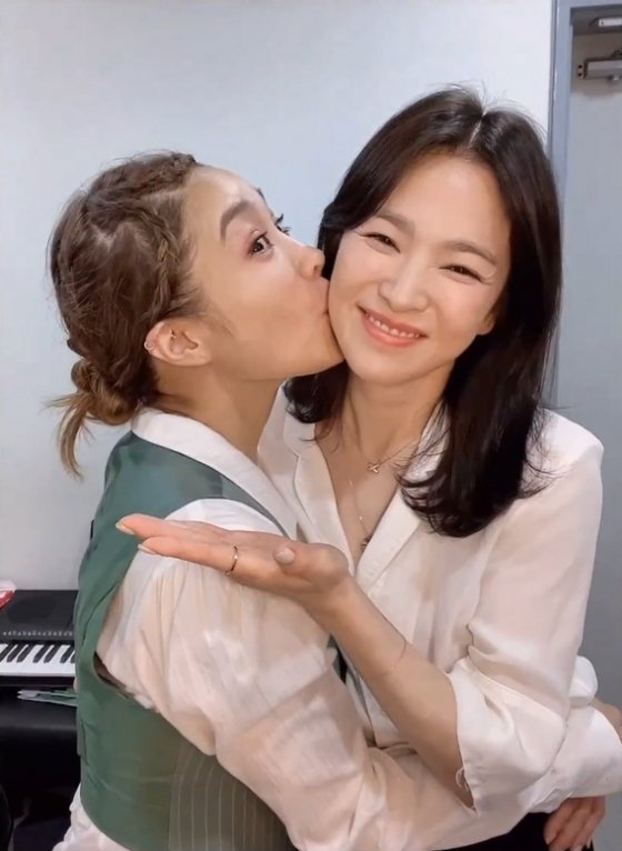 배우 송혜교(오른쪽)가 옥주현을 응원했다. SNS 캡처