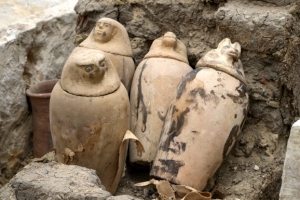 “내장 담던 항아리까지”… 2400년 전 미라 작업장 발굴