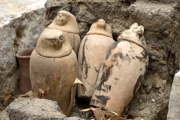 이집트 사카라 유적지에서 최근 발굴된 2400년 전 미라 작업장. 2023.5.27 AP 연합뉴스