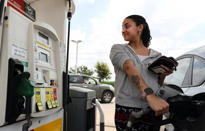 한 여성이 지난 26일(현지시간) 미국 텍사스주 오스틴에서 차에 휘발유를 넣고 있다. EPA 연합뉴스
