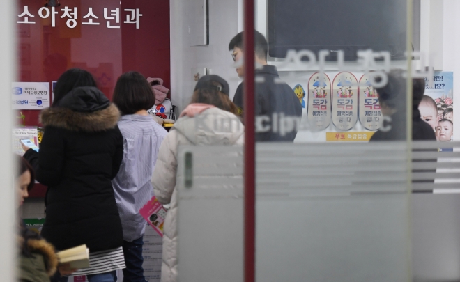 독감 의심환자가 증가하고 있는 가운데 서울 마포구 한 소아과의원이 환자들로 붐비고 있다.  박윤슬 기자 seul@seoul.co.kr