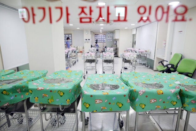 국제신용평가사 무디스는 최근 발표한 보고서에서 저출산·고령화를 한국 경제 장의 장기적인 리스크로 지적하며, 2025년 이후 잠재성장율을 2.0% 수준으로 예상했다. 사진은 서울의 한 대학병원 신생아실. 연합뉴스