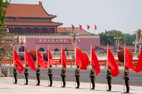 중국 국무원 총리와 미하일 미슈스틴 러시아 총리의 공식 환영식이 시작되기 전 베이징 천안문 광장의 모습. 2023.5.24 타스 연합뉴스