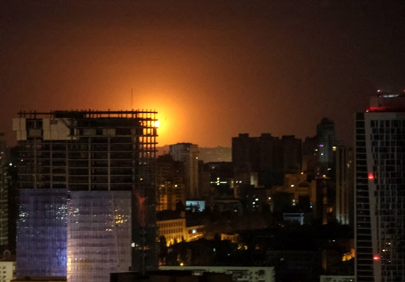 28일(현지시간) 우크라이나군 등에 따르면 전날 밤부터 이날 새벽까지 수도 키이우에 러시아의 대규모 드론 공습이 이어졌다. 사진은 키이우 상공에서 드론이 폭발하며 빛을 뿜는 모습. 2023.5.28 로이터 연합뉴스