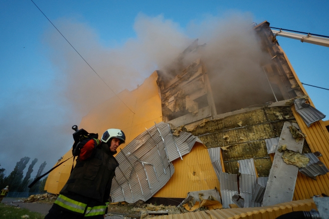 우크라이나 소방관이 28일(현지시간) 러시아의 드론 공격을 받은 수도 키이우의 담배 공장에서 화재 진압 활동을 벌이고 있다. 키이우 로이터 연합뉴스