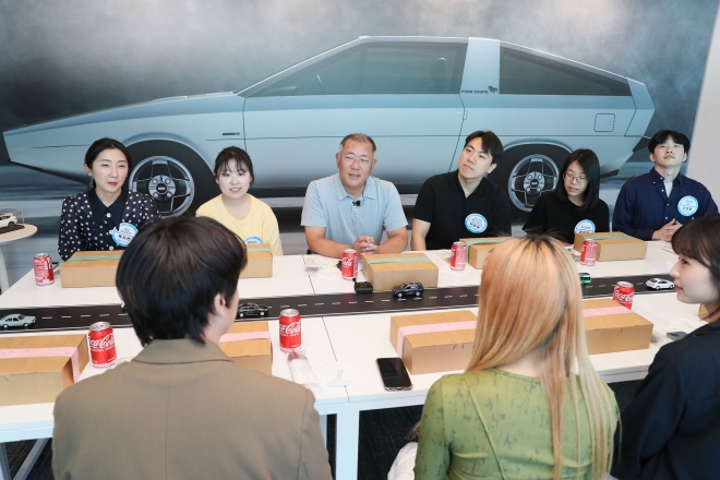 지난 25일 전국경제인연합회가 개최한 ‘한국판 버핏과의 점심식사’ 행사에서 정의선(왼쪽 세 번째) 현대자동차그룹 회장이 청년들과 이야기를 나누고 있다. 전경련 제공