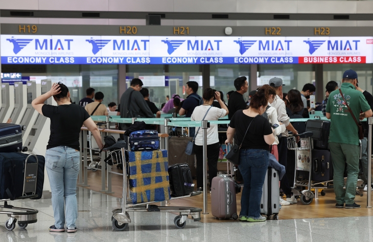 18일 인천국제공항 제1터미널에서 이용객이 탑승수속을 하고 있다. 국토교통부는 지난해 4월 주 407회였던 국제선 운항 횟수가 지난달 321회로 1년 사이 642% 증가한 것으로 집계됐다고 18일 밝혔다. 2023.5.18 연합뉴스