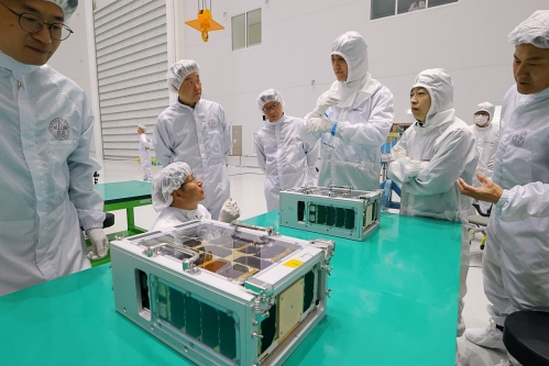 한국천문연구원 연구원들이 나로우주센터 위성보관동에 입고된 도요샛 위성에 대한 최종 점검 작업을 수행중이다.   한국항공우주연구원 제공