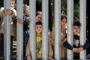 폴란드 국경 장벽에 막힌 난민들