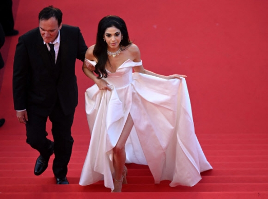 US film director Quentin Tarantino (L) and Israeli singer Daniella Pick arrive for the Closing Ceremony and the screening of the film “Elemental” during the 76th edition of the Cannes Film Festival in Cannes, southern France, on May 27, 2023. AFP 연합뉴스