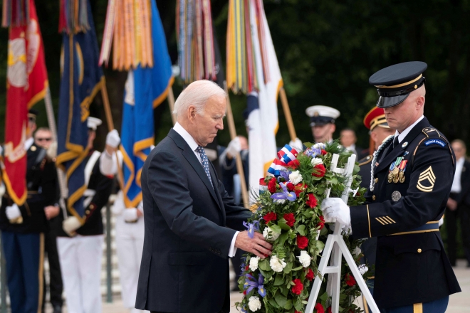 조 바이든 미국 대통령이 29일(현지시간) 버지니아주 알링턴 국립묘지에서 열린 메모리얼 데이 기념식에 참석하고 있다. 2023.5.29 로이터 연합뉴스