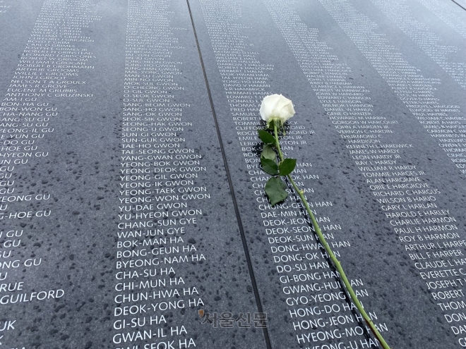 미국 워싱턴DC 내셔널몰의 한국전참전기념공원에 마련된 추모의벽에 29일(현지시간) 전사자를 추모하는 하얀 장미가 놓여 있다. 워싱턴 이경주 특파원