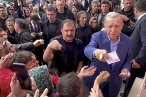 에르도안, 투표소 앞 군중에게 현금 살포… 동영상 확산 …