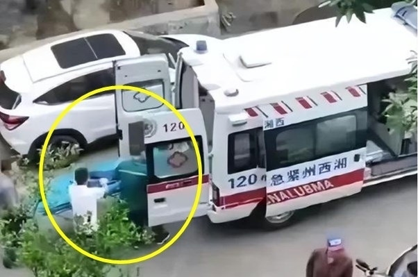 중국에서 4살 아이가 우산 하나만 들고 아파트 26층에서 뛰어내렸다. 추락 후 전신에 다발성 골절을 입어 중환자실로 이송됐지만, 다행히 생명에는 지장이 없는 것으로 전해졌다. 중국 신화망 SNS 캡처
