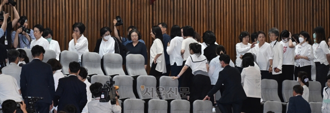 여야는 30일 오후 국회 본회의를 열고 윤석열 대통령이 재의요구권(거부권)을 행사한 간호법 제정안을 재표결해 부결 결과를 김진표 의장이 발표후 대한간호협회원들이 본회의장 방청석을 떠나고 있다.2023.5.30안주영 전문기자