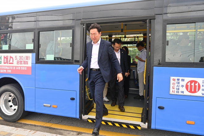 원강수 강원 원주시장이 30일 혁·기(혁신도시·기업도시)버스 개통식을 개최한 뒤 버스에서 내리고 있다. 원주시 제공