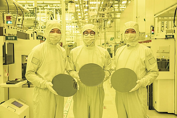 삼성전자가 2022년 6월 세계 최초로 GAA 기술을 적용한 3나노 파운드리 공정 기반의 초도 양산을 시작했다. 사진은 3나노 웨이퍼를 들고 있는 삼성 임직원들. 삼성전자 제공