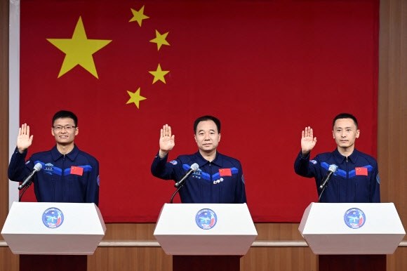 지난 29일 중국 간쑤성 주취안 위성발사센터에서 유인우주선 선저우 16호에 탑승하는 구이하이차오(왼쪽부터), 징하이펑, 주양주 등 3명의 우주비행사가 기자회견을 하고 있다. 2023.05.29 AP연합뉴스
