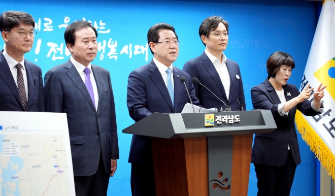 김영록 전남지사가 박홍률 목포시장, 우승희 영암군수, 김성훈 무안 부군수와 함께 31일 도청 브리핑룸에서  전남 서남권 SOC 新 프로젝트를 발표하고 있다.