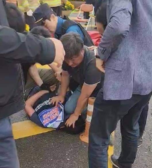 경찰이 지난 30일  광양제철소 앞에서 시위를 벌이던 한국노총 금속노련 김모 위원장의 머리를 무릎으로 짓누른 채 진압하고 있다.
