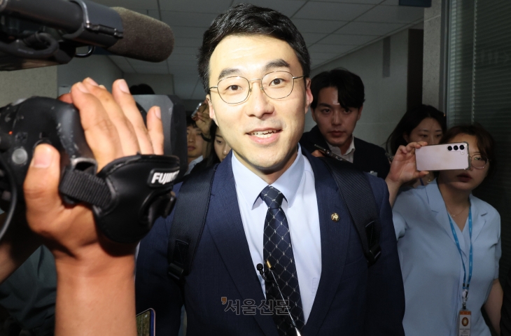 김남국 의원이 2023년 5월 31일 오후 국회 의원 사무실에서 나오고 있다. 안주영 전문기자