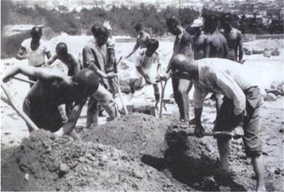 2023년 5월 31일 부산시가 기자회견을 열고 형제복지원 인권유린사건에 대해 사과하며 공개한 원생들의 노역 장면. 서울신문DB