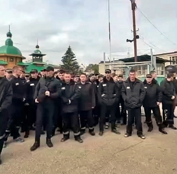 러시아 반정부 단체 ‘러시아 크리미널’이 처음 폭로한 5분 32초짜리 동영상에는 러시아 민간용병기업(PMC) 수장 예브게니 프리고진이 길게 늘어선 죄수들 앞에서 연설하는 모습이 담겨 있었다. 러시아 크리미널