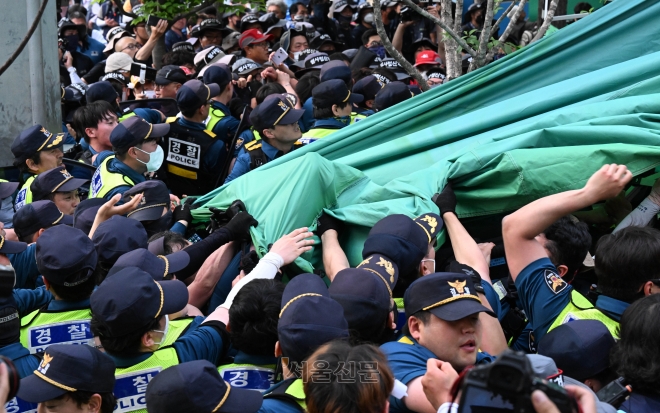 경찰 수사를 받다 분신해 숨진 양회동씨 추모문화제가 열린 31일 서울 청계천 파이낸스빌당 앞에서 경찰과 민주노총 조합원들이 충돌을 하고 있다. 2023.5.31 홍윤기 기자