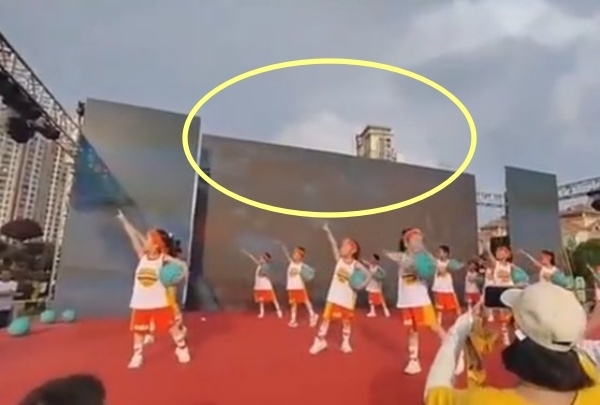 중국 유치원생들이 어린이날 행사 기념 무대에 오른 가운데 뒤쪽 스크린이 무너져 깔리는 사고가 발생했다. 신경보 SNS 캡처