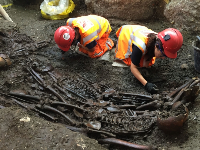 ‘대역병 시대’로 불리는 17세기 영국의 페스트 확산기에 사망한 유골을 분석하고 있는 고고학자. 영국 고고학박물관 제공