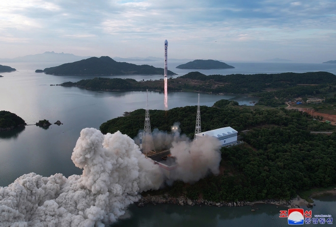 북한, ‘실패한’ 위성 발사 장면 공개