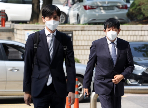 불법 논란이 일었던 차량호출 서비스 ‘타다’가 1심에 이어 2심에서도 최근 무죄 선고를 받았다. 여객자동차 운수사업법 위반 혐의로 불구속기소 된 쏘카 이재웅(오른쪽) 전 대표와 쏘카의 자회사이자 타다 운영사인 VCNC 박재욱 대표가 지난해 9월 29일 서울 서초구 서울중앙지법에서 열린 항소심 선고 공판에 출석하고 있다. 연합뉴스