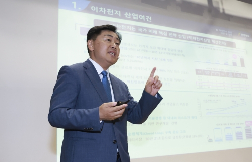 김관영 전북지사가  1일 국회 대회의실에서 열린 ‘500만 전북인 결의대회’에서 이차전지 산업과 관련해 전북의 강점과 그동안의 추진 과정을 설명하고 있다. 전북도 제공