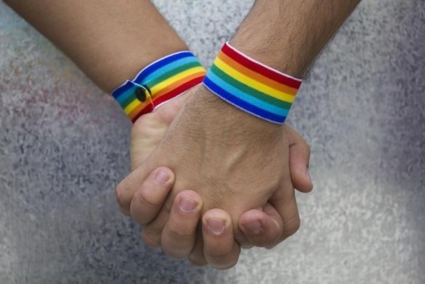 성소수자(LGBTQ+) 인권을 뜻하는 무지개색의 팔찌. 사진은 기사 내용과 무관함. 유럽연합(EU) 기본권청(FRA) 홈페이지 캡처