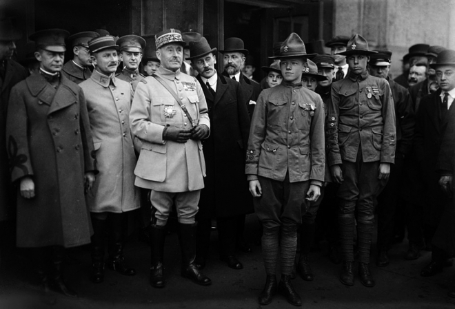 제1차 세계대전 당시 프랑스군 총사령관이었던 로베르 니벨(앞줄 왼쪽에서 세번째)은 유능한 전술가이자 유창한 영어 구사력, 뛰어난 언변, 품위있는 행동으로 연합국 지도부 전체 마음을 사로잡았다. 그렇지만 문제는 총사령관감은 아니었으며 한없이 가벼운 입이 최악의 패배를 불러왔다.  교유서가 제공