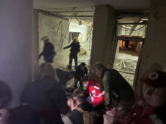 구조대와 의료진이 1일(현지시간) 우크라이나 키이우에서 러시아의 격추된 미사일 파편이 떨어져 화재가 발생한 병원에서 사상자를 구조하고 있다. 키이우 로이터 연합뉴스
