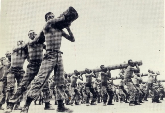 1980년 삼청교육대 훈련 모습. 서울신문 DB