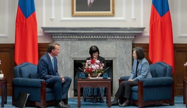 글렌 영킨 미국 버지니아 주지사가 25일(현지시간) 타이베이 총통부에서 차이잉원 대만 총통과 만나 대만에 버지니아주 무역사무소를 설립하겠다고 밝히고 있다. AFP 연합뉴스