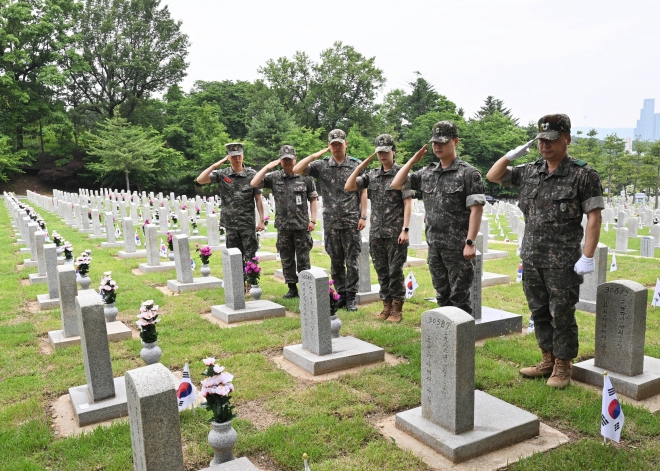 호국 보훈의 달 첫날인 1일 오전 서울 동작구 국립서울현충원을 찾은 국방부 군악대대 장병들이 전사자 묘비에 경례를 하고 있다. 2023.6.1 홍윤기 기자