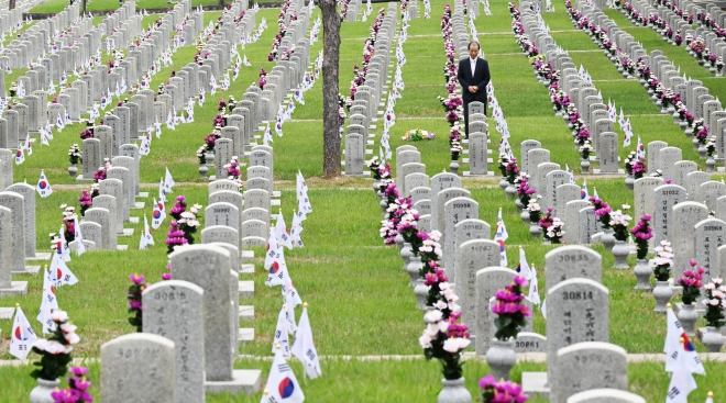 호국 보훈의 달 첫날인 1일 오전 서울 동작구 국립서울현충원을 찾은 한 시민이 추모를 하고 있다. 2023.6.1 홍윤기 기자