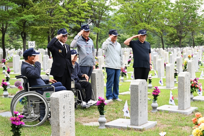 호국 보훈의 달 첫날인 1일 오전 서울 송파구 보훈단체 국가유공자들이 동작구 국립서울현충원을 찾아 베트남 전쟁에 참전한 전우들 묘비에 경례를 하고 있다. 2023.6.1 홍윤기 기자