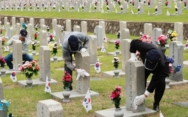 호국 보훈의 달 첫날인 1일 오전 서울 송파구 보훈단체 국가유공자들이 동작구 국립서울현충원을 찾아 베트남 전쟁에 참전한 전우들의 묘역을 정비하고 있다. 2023.6.1 홍윤기 기자