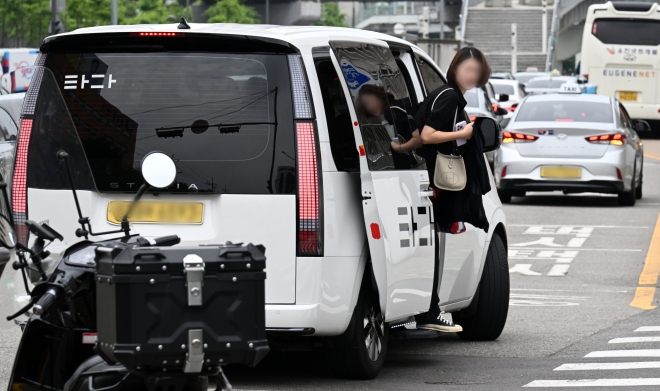 차량 호출 서비스 ‘타다’의 무죄가 확정된 1일 서울역 인근에서 한 승객이 타다 차량에서 하차하고 있다. 뉴스1