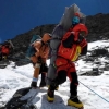 에베레스트 정상 바로 아래, 산악인 등에 업고 구조하는 네팔 셰르파들