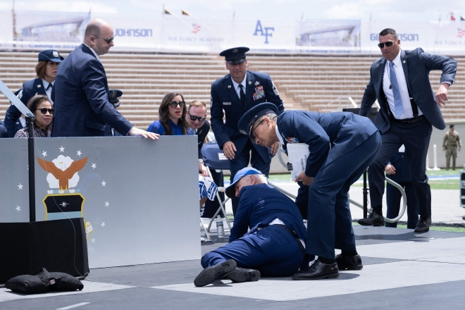 조 바이든 미국 대통령이, 미국 공군사관학교 졸업식 행사 무대서 넘어졌다. AFP 연합뉴스