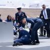 공군사관학교 졸업식서 넘어진 80세 바이든 美 대통령 “모래주머니 걸려 넘어져”
