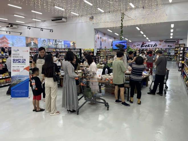 완도군이  지난 2월 라오스 비엔티안에서 완도 수산물 판촉전을 개최하고 있다.