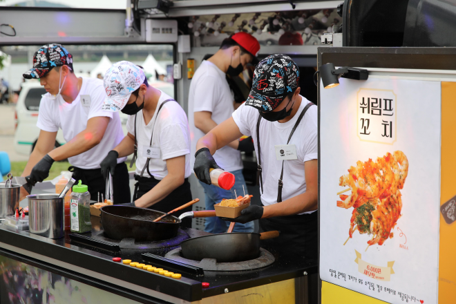 서울 반포한강공원 ‘한강달빛야시장’에서 푸드트럭 운영자들이 음식을 만들고 있다. 서울시 제공