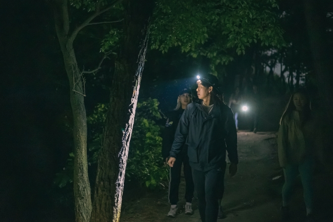 서울 광진구민이 야경 명소인 아차산에서 야간 트레킹을 하고 있다. 광진구 제공